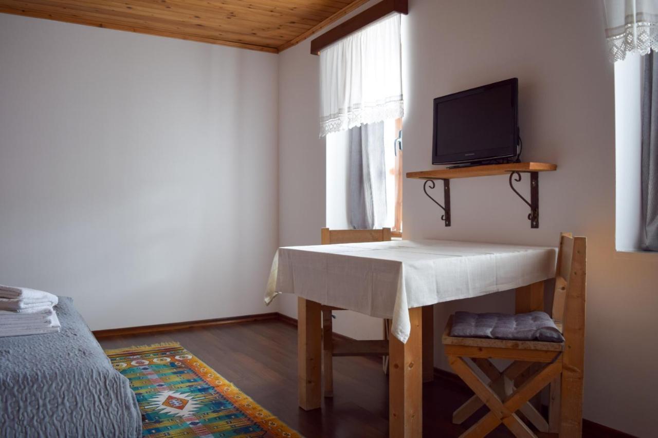 Sokaku I Te Marreve Guesthouse ジロカストラ エクステリア 写真