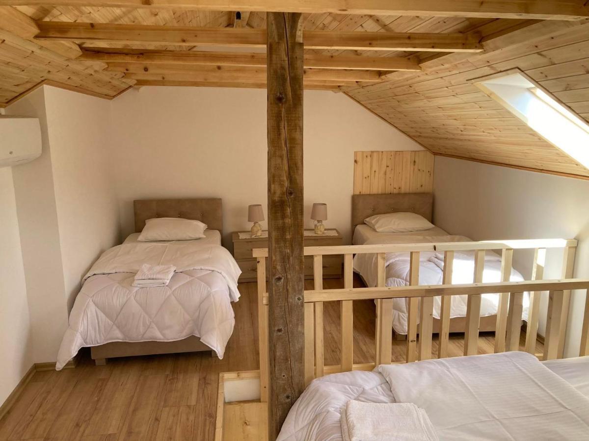 Sokaku I Te Marreve Guesthouse ジロカストラ エクステリア 写真